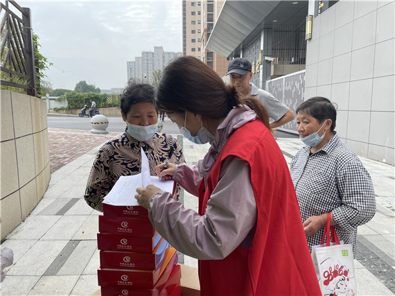 西花社区“送清凉”关爱企业退休人员