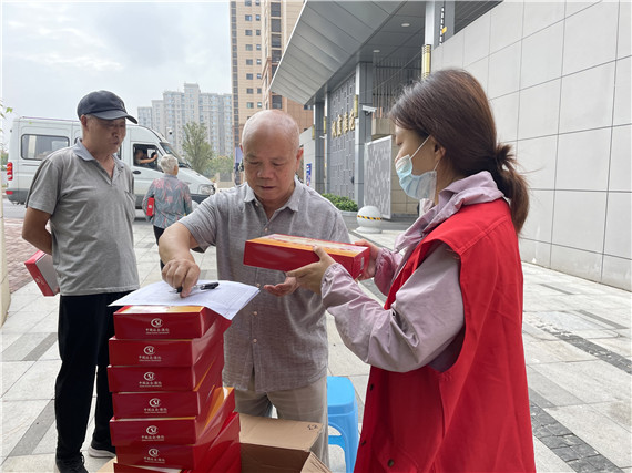 西花社区“送清凉”关爱企业退休人员