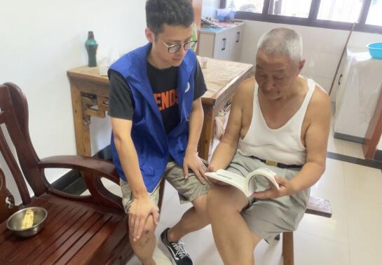 牛首社区：上门送学暖人心 党史学习不掉队