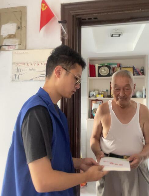 牛首社区：上门送学暖人心 党史学习不掉队