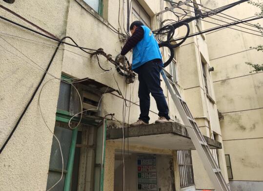 银矿地质社区：清理废弃电线 还社区一片蓝天