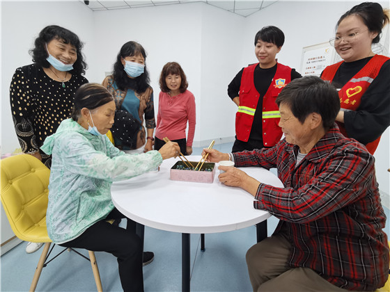 做游戏 吃蛋糕 话家常 向上社区欢乐过重阳