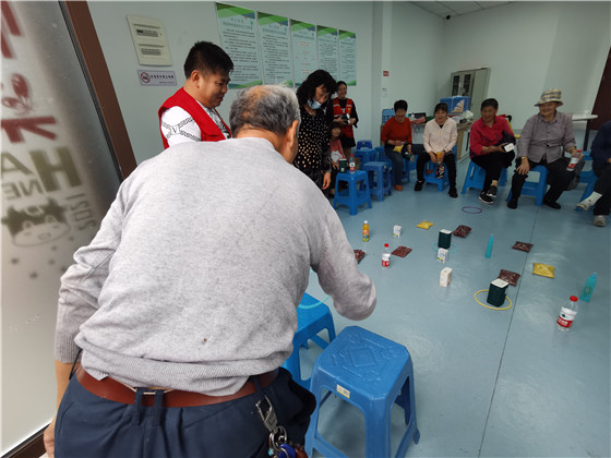 做游戏 吃蛋糕 话家常 向上社区欢乐过重阳