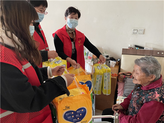 栖霞社区：关爱困难老人 温暖送进家门