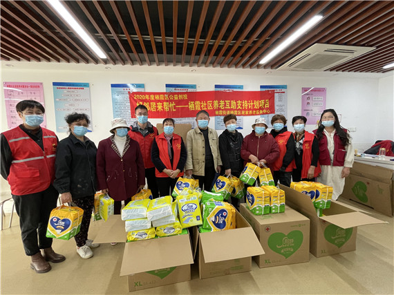 栖霞社区：关爱困难老人 温暖送进家门