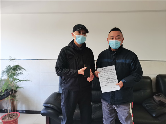 老年乘客赶车匆忙手机掉落路口 细心公交驾驶员下车帮拾回