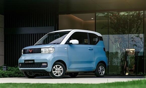 三辆五菱宏光MINI EV路口撞到一块!网友:真卖爆 出镜率满大街