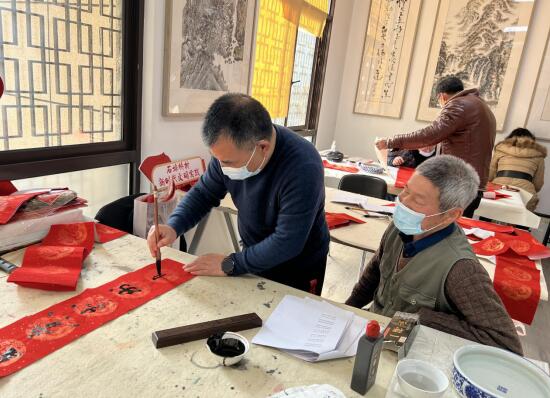 石埠桥社区:开展“迎新春 庆虎年”写福字、送春联活动
