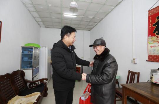 “三下乡”送服务 文明实践暖新春