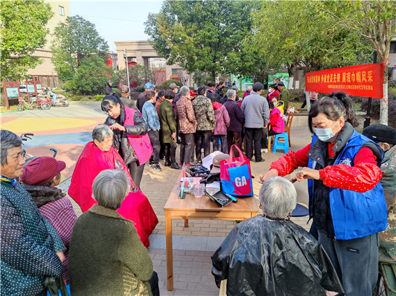 红梅社区：志愿服务融入冬训课堂 雷锋精神彰显党员本色