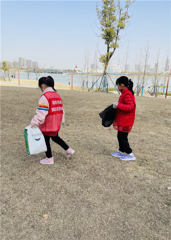殷巷社区:传承雷锋精神 争当环保卫士
