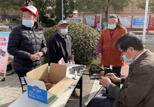 新铜社区：暖春三月学雷锋 便民服务进社区