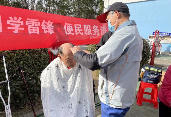 新铜社区：暖春三月学雷锋 便民服务进社区