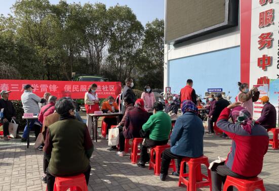 新铜社区：暖春三月学雷锋 便民服务进社区