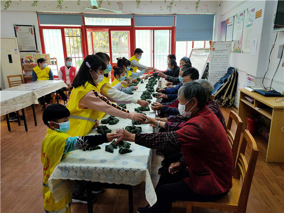 翠林山庄社区:粽香飘端午 佳节情意浓