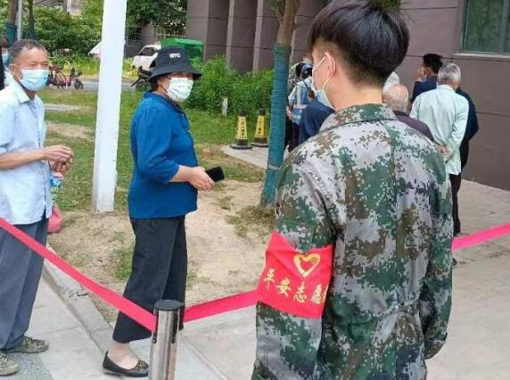 新华社区:协助核酸检测 退役军人奋战在一线