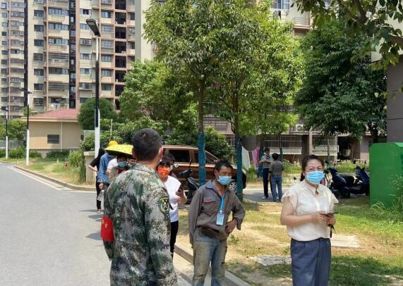 新华社区:协助核酸检测 退役军人奋战在一线