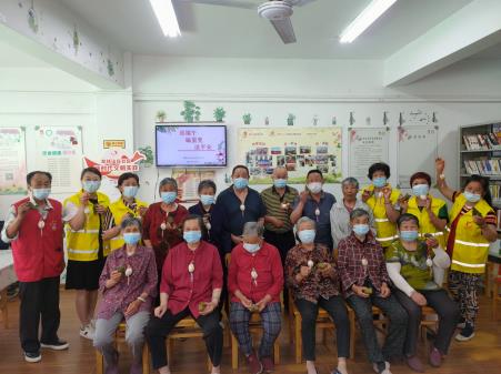 翠林山庄社区:迎端午 编蛋兜 送平安