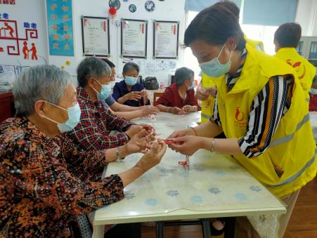 翠林山庄社区:迎端午 编蛋兜 送平安