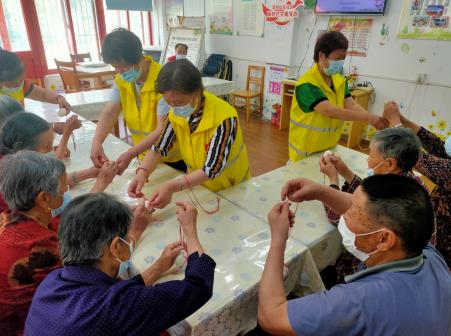 翠林山庄社区:迎端午 编蛋兜 送平安