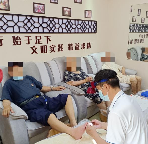 修脚志愿服务进社区 关爱残疾老人在行动