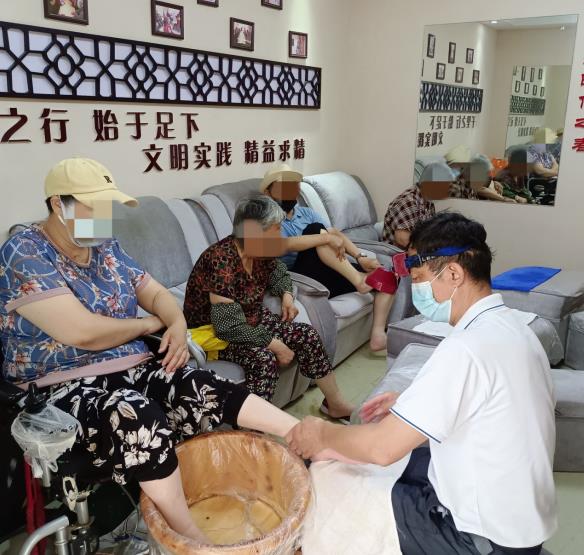 修脚志愿服务进社区 关爱残疾老人在行动