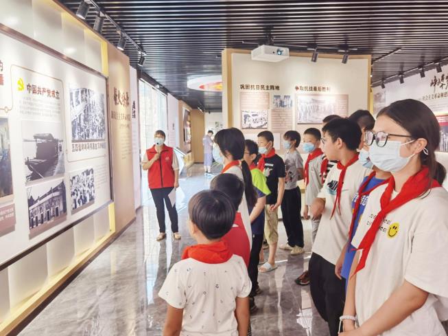 不忘初心跟党走 民主村组织青少年参观党史馆