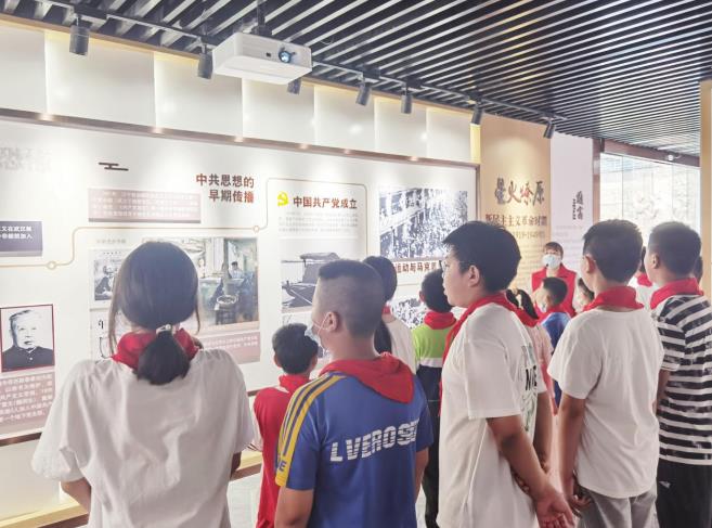 不忘初心跟党走 民主村组织青少年参观党史馆