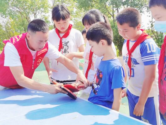 快乐暑假 玩转乒乓 民主村开展青少年乒乓球实战练习