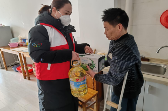 骆村社区：春节送温暖 博爱送万家