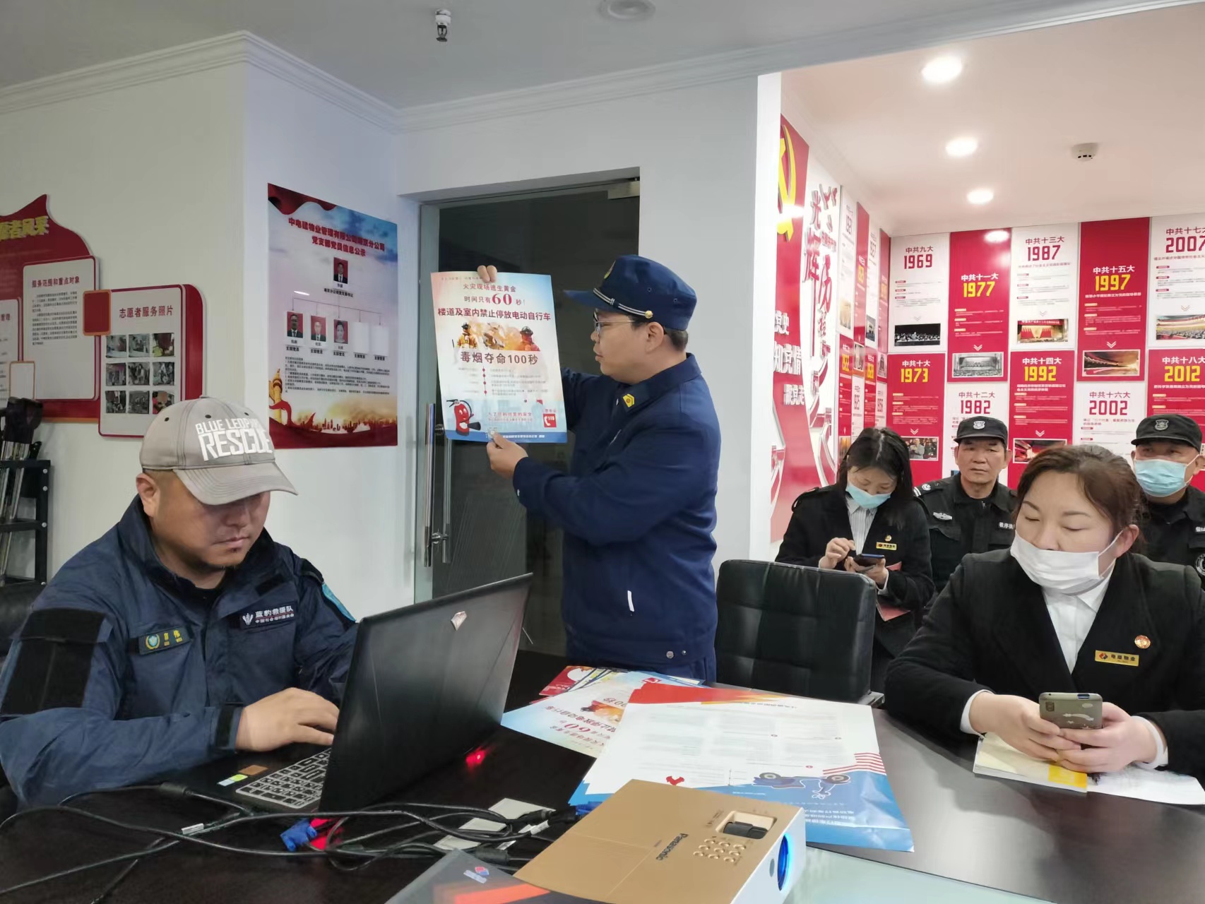 化纤新村社区新时代文明实践站：开展消防演习共筑平安家园