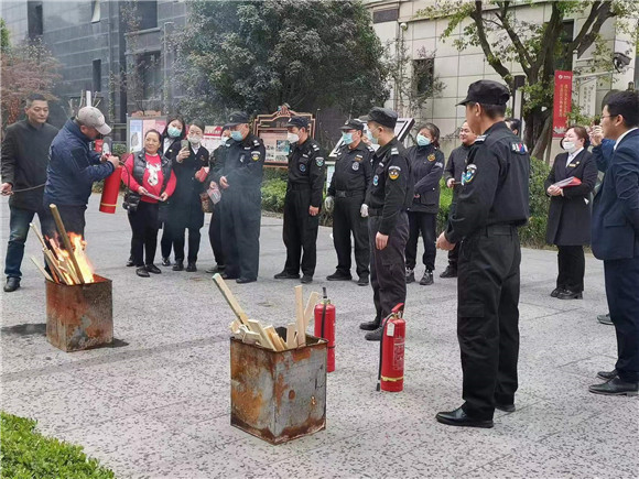 化纤新村社区新时代文明实践站：开展消防演习共筑平安家园